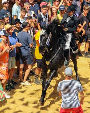 Caixera entrando en la paza